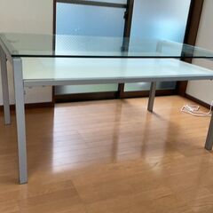 ガラステーブルの画像