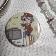 アームバンド、缶バッチ、ネックレスの画像