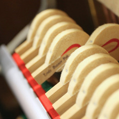 試弾・現物確認大歓迎！ハンドメイド系の名器　シュベスター　木目　国産ピアノの画像