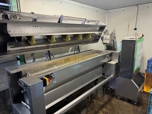 乾式自動皮むき装置（ティエスケイテクノ）