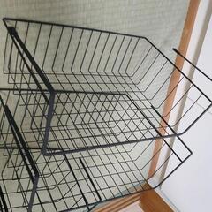 吊り下げカゴ　黒の画像