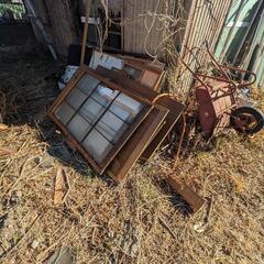 中古サッシ、窓、ドア、その他廃木材の画像