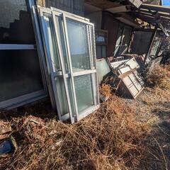中古サッシ、窓、ドア、その他廃木材の画像