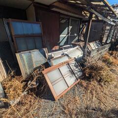 中古サッシ、窓、ドア、その他廃木材の画像