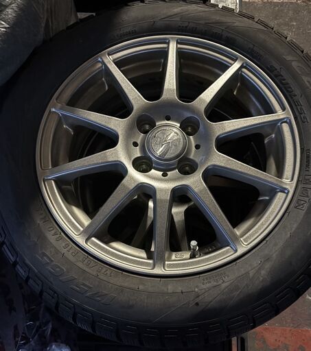 アクアなどのコンパクトカー　２７０００円　アルミホイルつきスタッドレスタイヤ（ピレリー）　４本セット　バリ山です