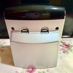高齢者に優しいテレビ用スピーカーとアダプターの画像