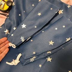 ネイビーの星柄ドレープカーテンの画像