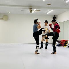 女性や子供も楽しくレッスン中♪船橋の駅前キックボクシングジムなら...