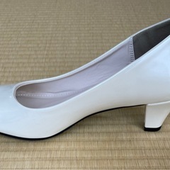 【値下げ】新品！ステージ用パンプス（24cm・クリーム色エナメル）の画像