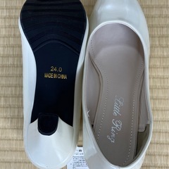 【値下げ】新品！ステージ用パンプス（24cm・クリーム色エナメル）の画像