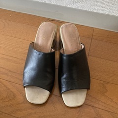 スクエアヒールのミュール　サンダルの画像