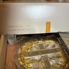 花瓶とジュエリーボックスの画像