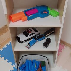 おもちゃのセットとカラーボックス