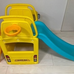 すべり台バスケットゴール付きスクールバス の画像