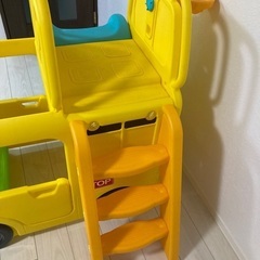 すべり台バスケットゴール付きスクールバス の画像