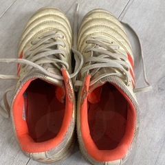 サッカースパイク21.5