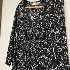 小花柄ワンピースの画像