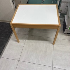 テーブル、机