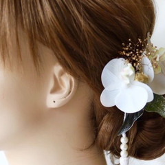 胡蝶蘭＋かすみ草の髪飾り ホワイト 白＊結婚式＊成人式＊卒業式 ヘッドドレスの画像