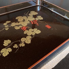 【中古品】漆器の長手盆　46cm ぶどう柄　ラメ塗　手付き　の画像
