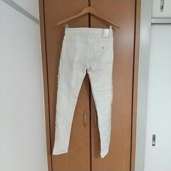 GUESS ホワイト　サイドレースパンツの画像