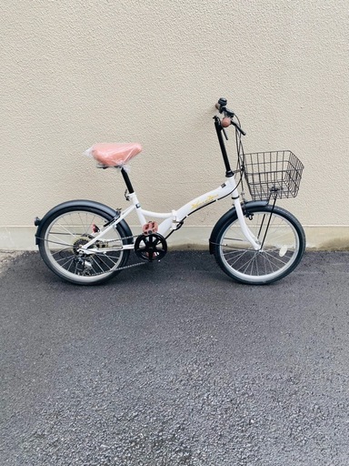 6段変速付きの折りたたみ自転車。後ろタイヤ、チェーンなど、主要なところは新品に交換してるので、買って以降長く修理などはないと思います。防犯登録も込みの料金で、納車時に登録できます！
