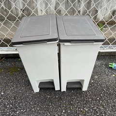 ゴミ箱2つ