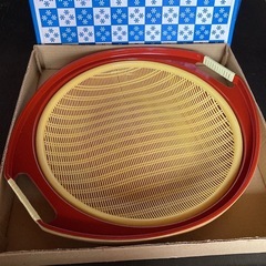 【新品未使用】ザル付き丸盆　高級美術漆器　35cm 朱塗り　手付きの画像