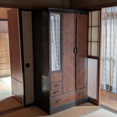 レトロな洋服タンス