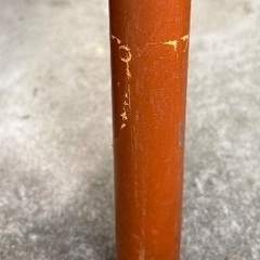木製パラソルと台座の画像