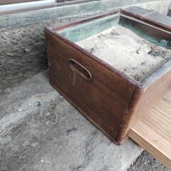 小ぶりな長火鉢　桐製か　幅約45cm 奥行き約31cm 高さ約21cmの画像
