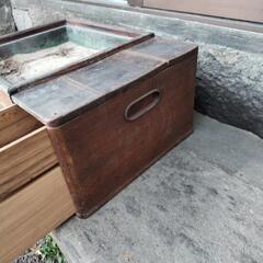 小ぶりな長火鉢　桐製か　幅約45cm 奥行き約31cm 高さ約21cmの画像