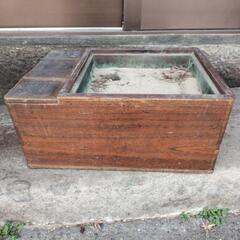 小ぶりな長火鉢　桐製か　幅約45cm 奥行き約31cm 高さ約21cmの画像
