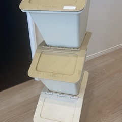 重ねられる蓋付き収納ボックス3個
