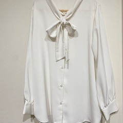 シンプルブラウスの画像