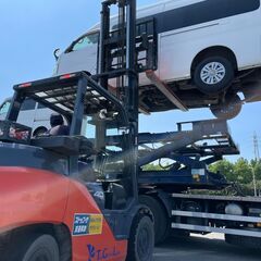 【正社員】フォークリフト運転免許取得制度有り！未経験からスキルが身につく！ 動かなくなった車をフォークリフトで移動するお仕事【年間休日120日】の画像