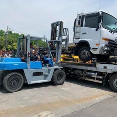【正社員】フォークリフト運転免許取得制度有り！未経験からスキルが身につく！ 動かなくなった車をフォークリフトで移動するお仕事【年間休日120日】の画像