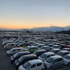 【正社員】フォークリフト運転免許取得制度有り！未経験からスキルが身につく！ 動かなくなった車をフォークリフトで移動するお仕事【年間休日120日】の画像