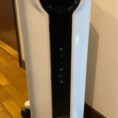 DeLonghi デジタル表示　オイルヒーター ホワイトの画像