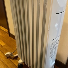 DeLonghi デジタル表示　オイルヒーター ホワイトの画像