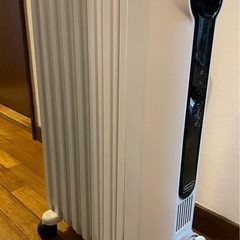 DeLonghi デジタル表示　オイルヒーター ホワイトの画像