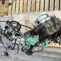 ヤマハ純正125ccエンジンと電装の画像