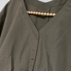 カーキ色シャツの画像