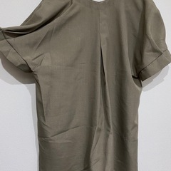 カーキ色シャツの画像