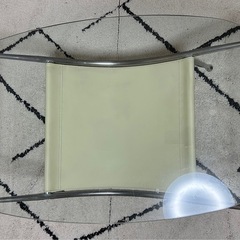 ガラスローテーブル（白）の画像