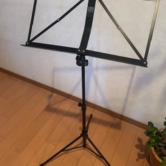 譜面台とメトロノームの画像