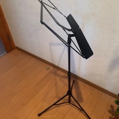 譜面台とメトロノームの画像