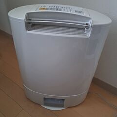 除湿乾燥機　０７年製　定期的にメンテナンスして綺麗に使用。