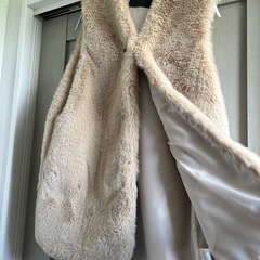 フェイクファーノースリーブコートの画像