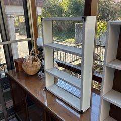 白い物販棚の画像